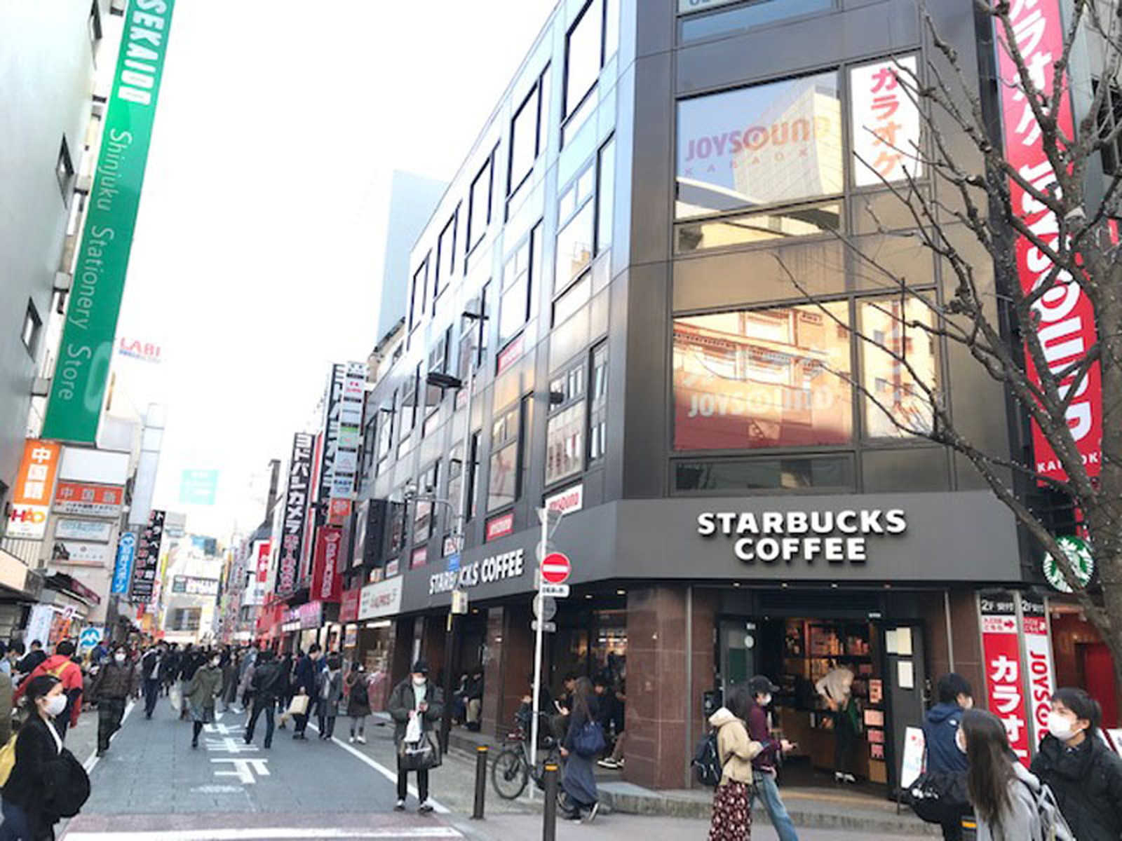 新宿駅より徒歩2分！ヨドバシカメラマルチメディア北館の先、1Fにスターバックスコーヒーがあるビルの4階です。