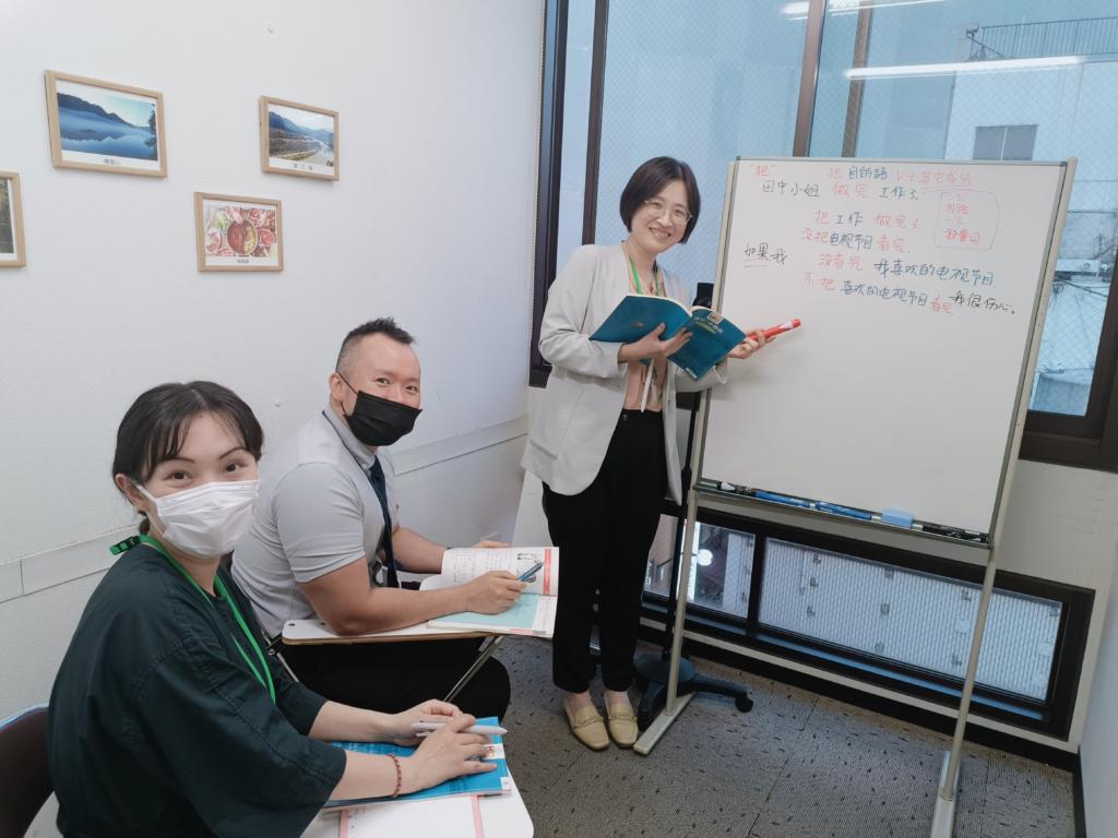 当校の講師は、採用直後本部で研修し、更に学校で毎月「少人数講師勉強会」を通してしっかり中国語指導法を身につけています。